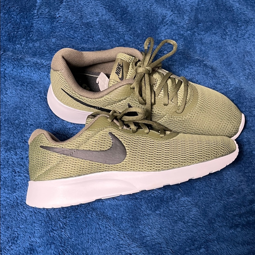 Nike Tanjun Olive/black Running Shoes NEW Mens size 8 lightweight